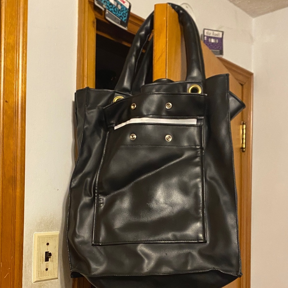 Elegant Black Leather Shoulder Bag